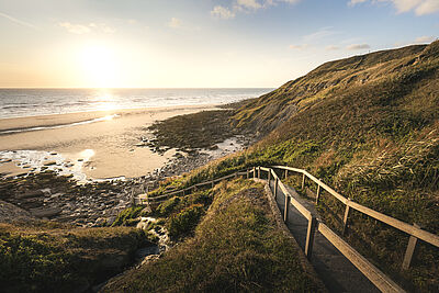 Vue sur un escalier en haut d'une falaise qui mène vers la plage d'Euihen-Plage.Agrandir l'image 5 sur 7, fenêtre modale