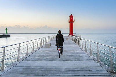 une personne faisant du vélo sur la jetée de Boulogne-sur-Mer Agrandir l'image 7 sur 7, fenêtre modale