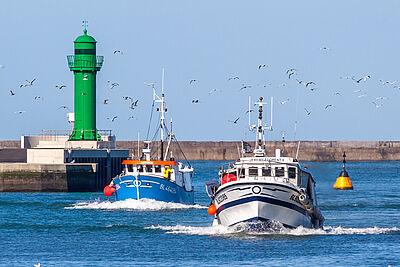 2 bateaux de pêche rentrent au port de Boulogne-sur-MerAgrandir l'image 2 sur 7, fenêtre modale